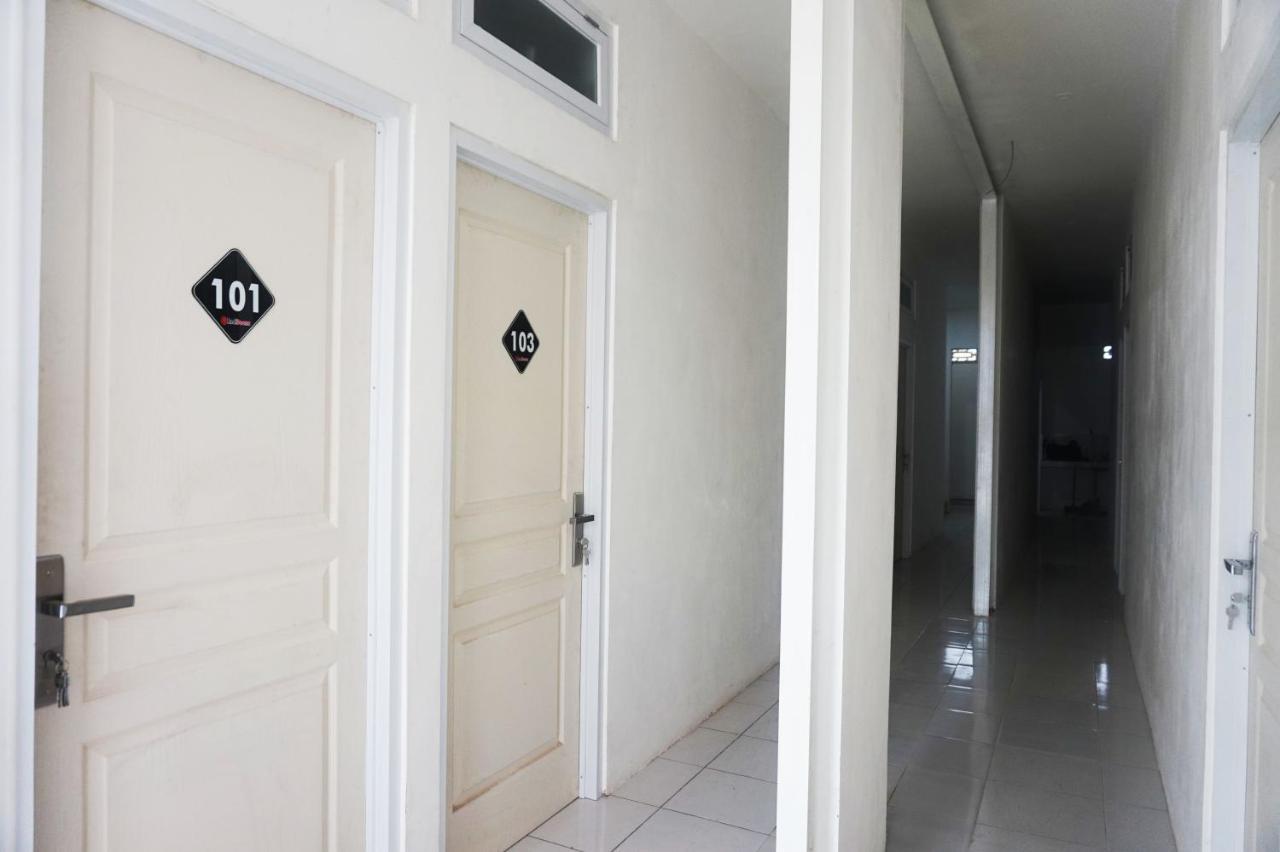 Reddoorz @ Jalan Tanjung Blitar Hotel Eksteriør billede
